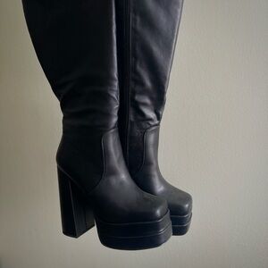 Black faux leather chunky gogo boots🖤🕷️